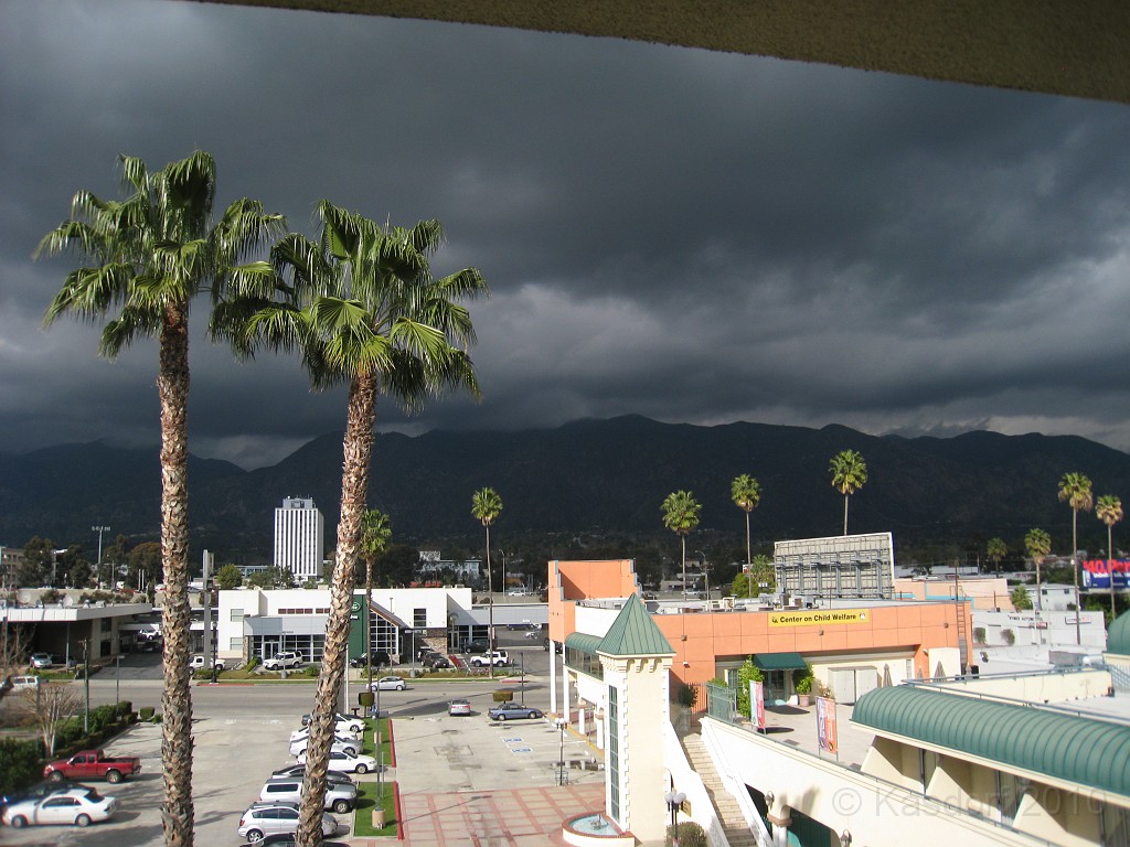 Pasadena Marathon California 2010-02 0130.jpg - The weather was wasn't always the greatest! BUT these were NOT snow clouds!